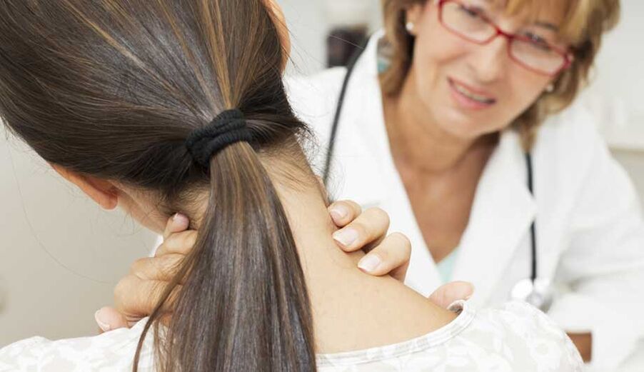 Um médico examina um paciente com osteocondrose