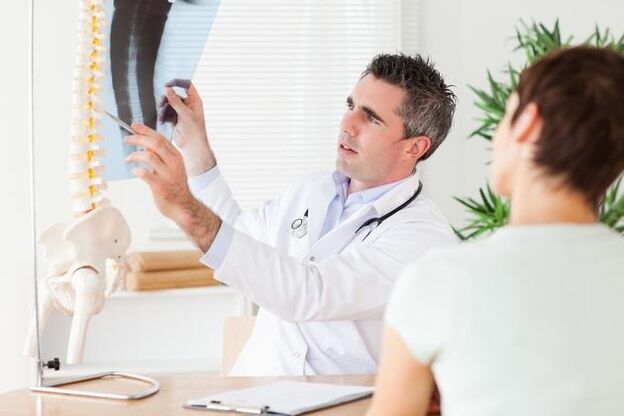 o médico mostra o dano à coluna devido à osteocondrose cervical